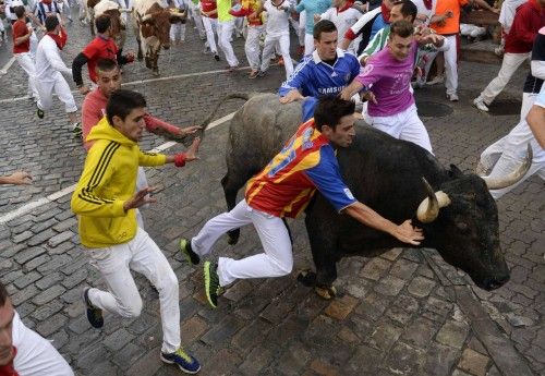 EL PEN?LTIMO ENCIERRO, EL M?S MASIVO DE ESTE A?O, SIN HERIDOS POR ASTA