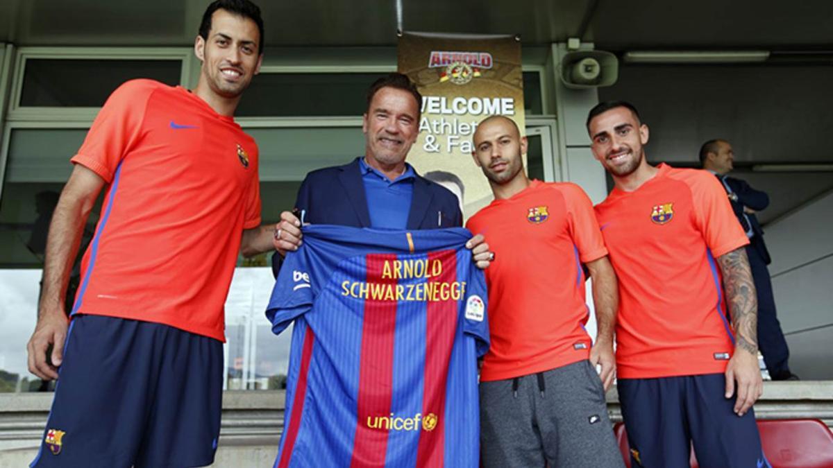 Schwarzenegger, junto a Busquets, Mascherano y Paco Alcácer