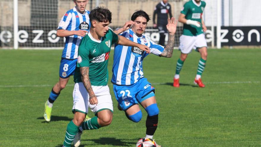 Mati Castillo, salvador en el final, pelea por un balón. |  // ALBA VILLAR