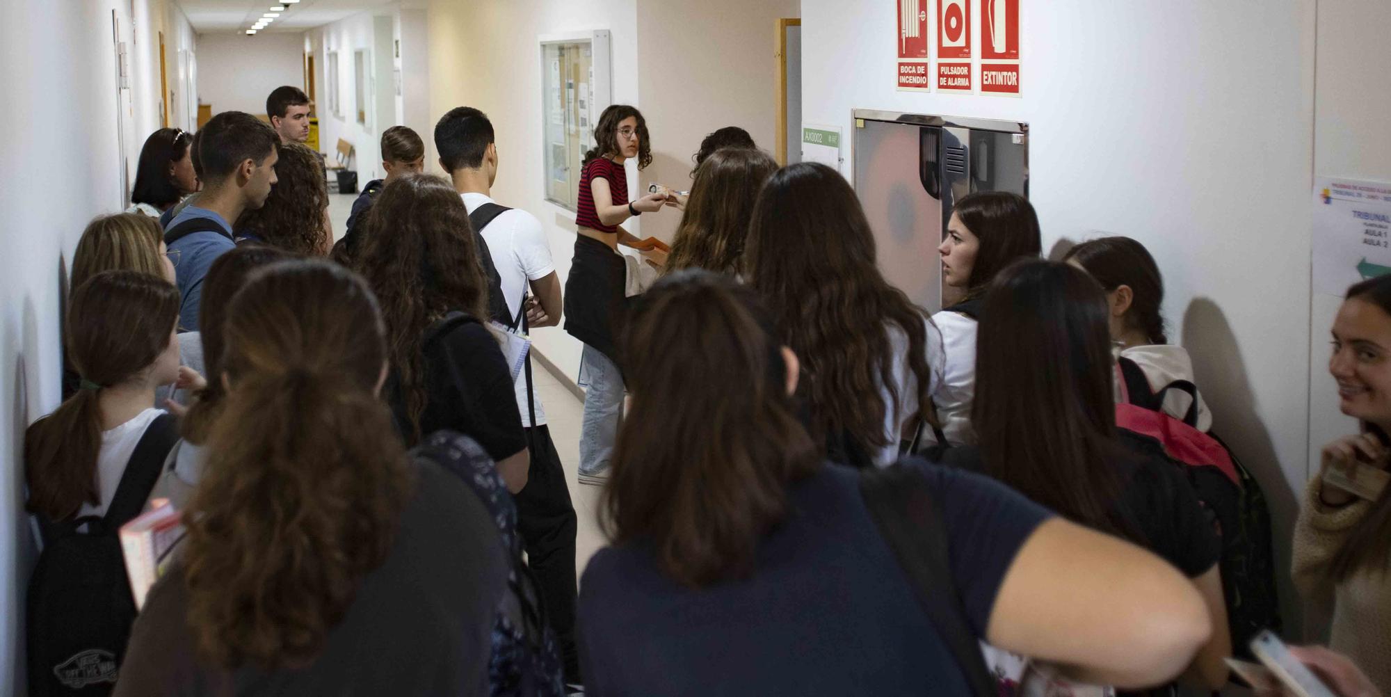 Alumnos de los institutos de la Costera y la Canal se enfrentan a los primeros exámenes de las PAU en Xàtiva