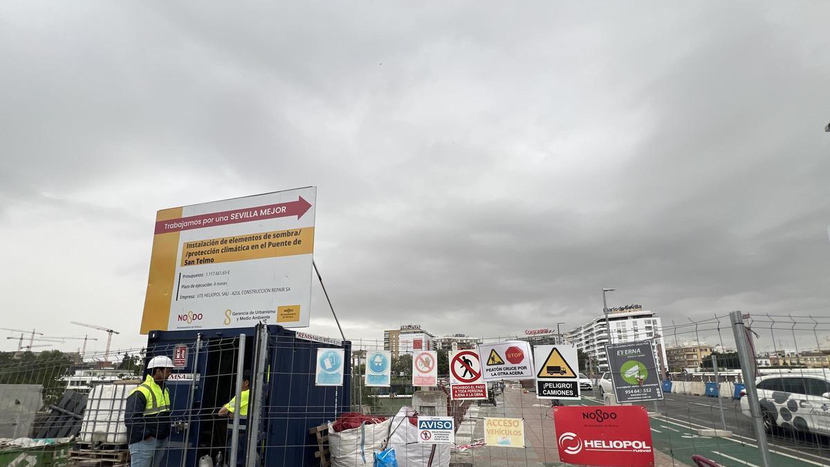 VÍDEO | En marcha las obras de instalación de toldos en el puente de San Telmo