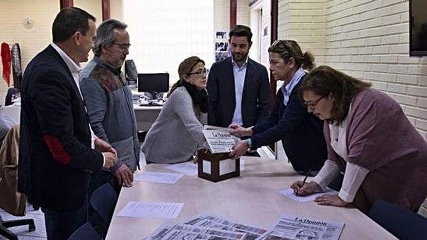 Los candidatos, durante el sorteo de turnos celebrado en el diario.