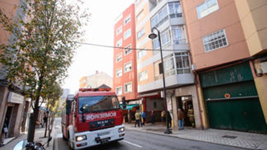 Los bomberos, hoy, en Tomás Alonso. //A. Irago