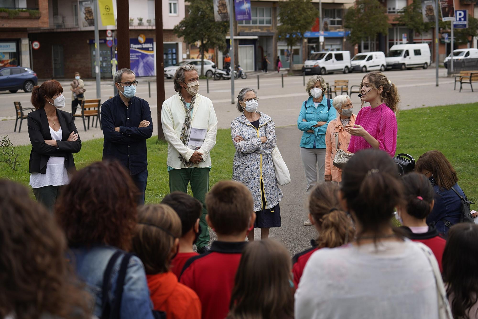 L’espai verd davant la Biblioteca Carles Rahola és batejat com «Jardí de la Pau»