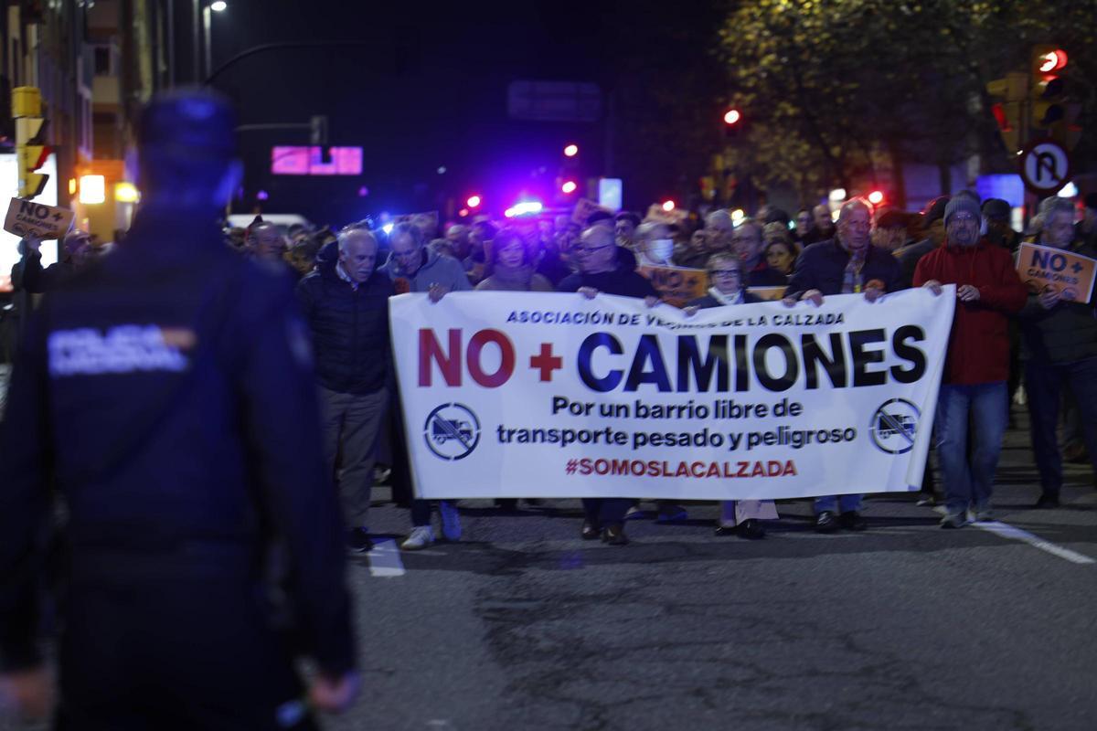 La última manifestación del 2025 contra el tráfico pesado por Príncipe de Asturias, en imágenes
