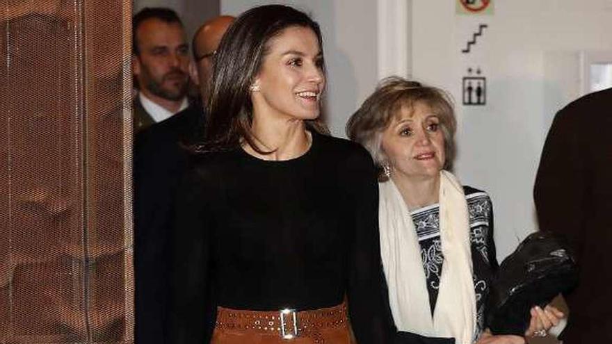 La Reina y la ministra Carcedo, ayer en Madrid. // Chema Moya