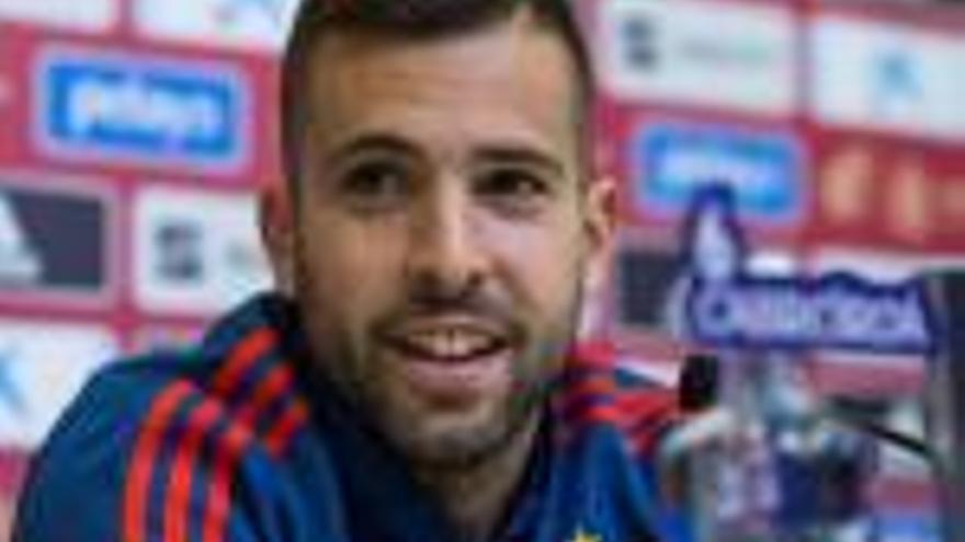 Jordi Alba, durant la roda de premsa d&#039;ahir.