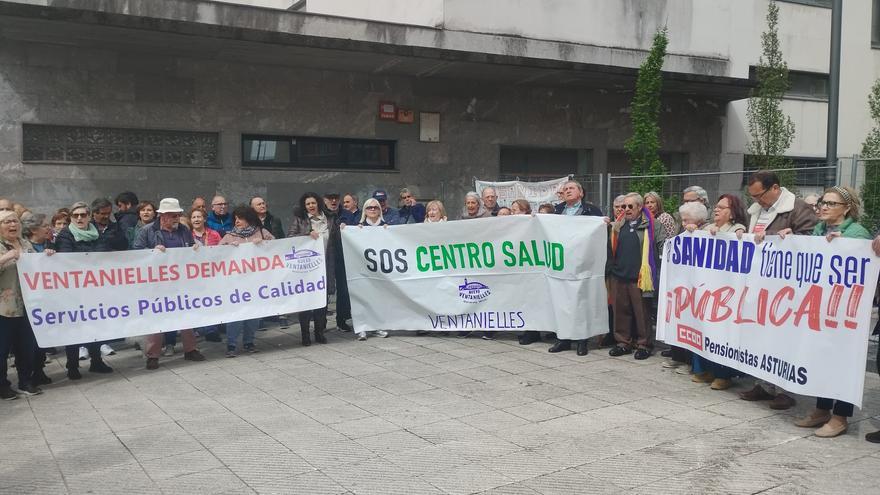 Ventanielles se echa a la calle para pedir más médicos en el ambulatorio de este barrio de Oviedo: &quot;Con nuestra salud no se juega&quot;