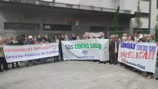 Ventanielles se echa a la calle para pedir más médicos en el ambulatorio de este barrio de Oviedo: "Con nuestra salud no se juega"