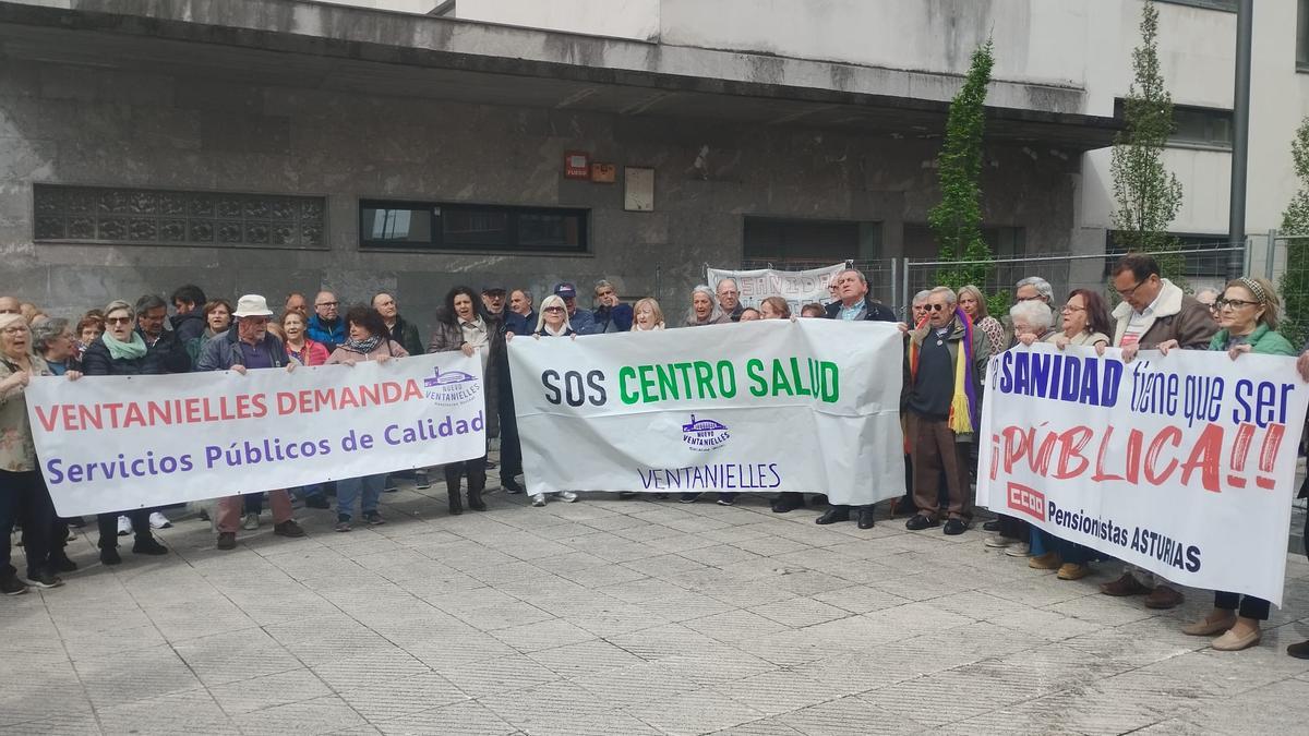 Algunos de los participantes en la manifestación de ayer frente al centro de salud de Ventanielles.