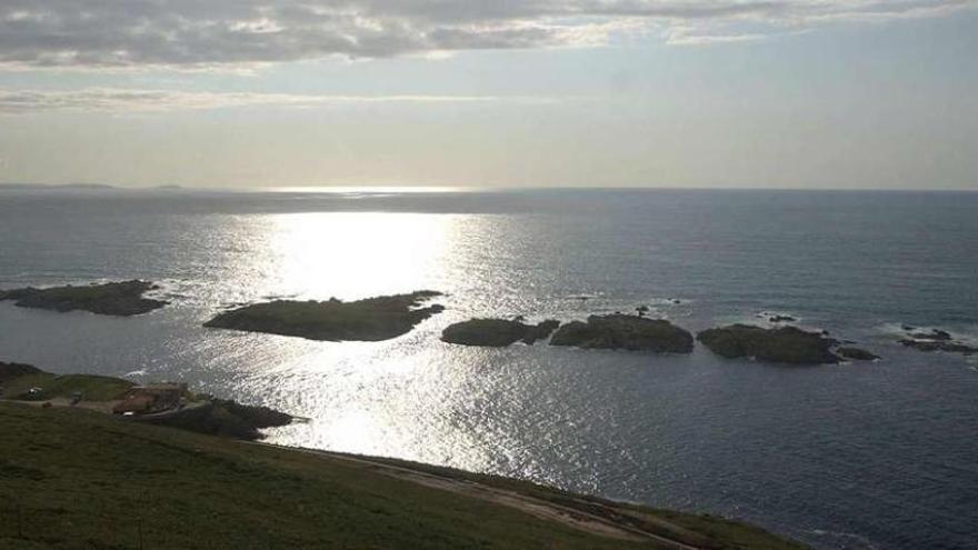 Panorámica al atardecer de las islas de San Pedro frente a O Portiño.