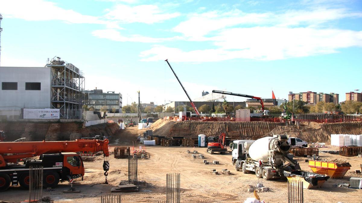 Diversos camions i grues treballen en les obres de construcció del nou pavelló de Fira de Barcelona