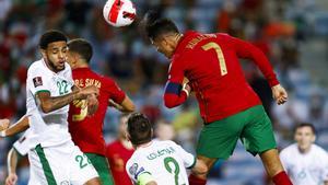 Cristiano Ronaldo, en la acción del gol que supuso la victoria portuguesa. 