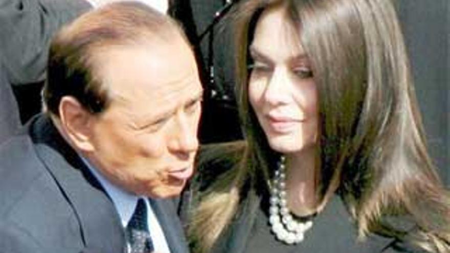 Berlusconi rodeado de chicas en su casa de Cerdeña