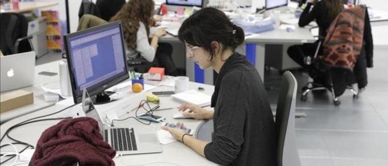 Una mujer durante su jornada de trabajo en una oficina.