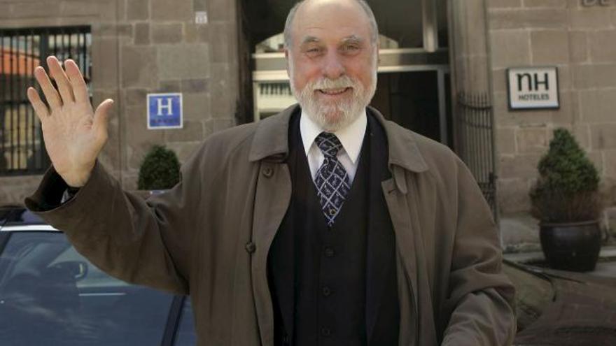 El científico estadounidense Vinton Cerf, Premio Príncipe de Asturias de Investigación Científica y Técnica 2002, saluda a su llegada a Asturias .