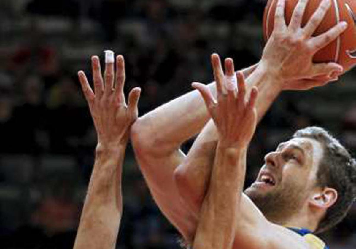 Cazorla defiende a Asselin.