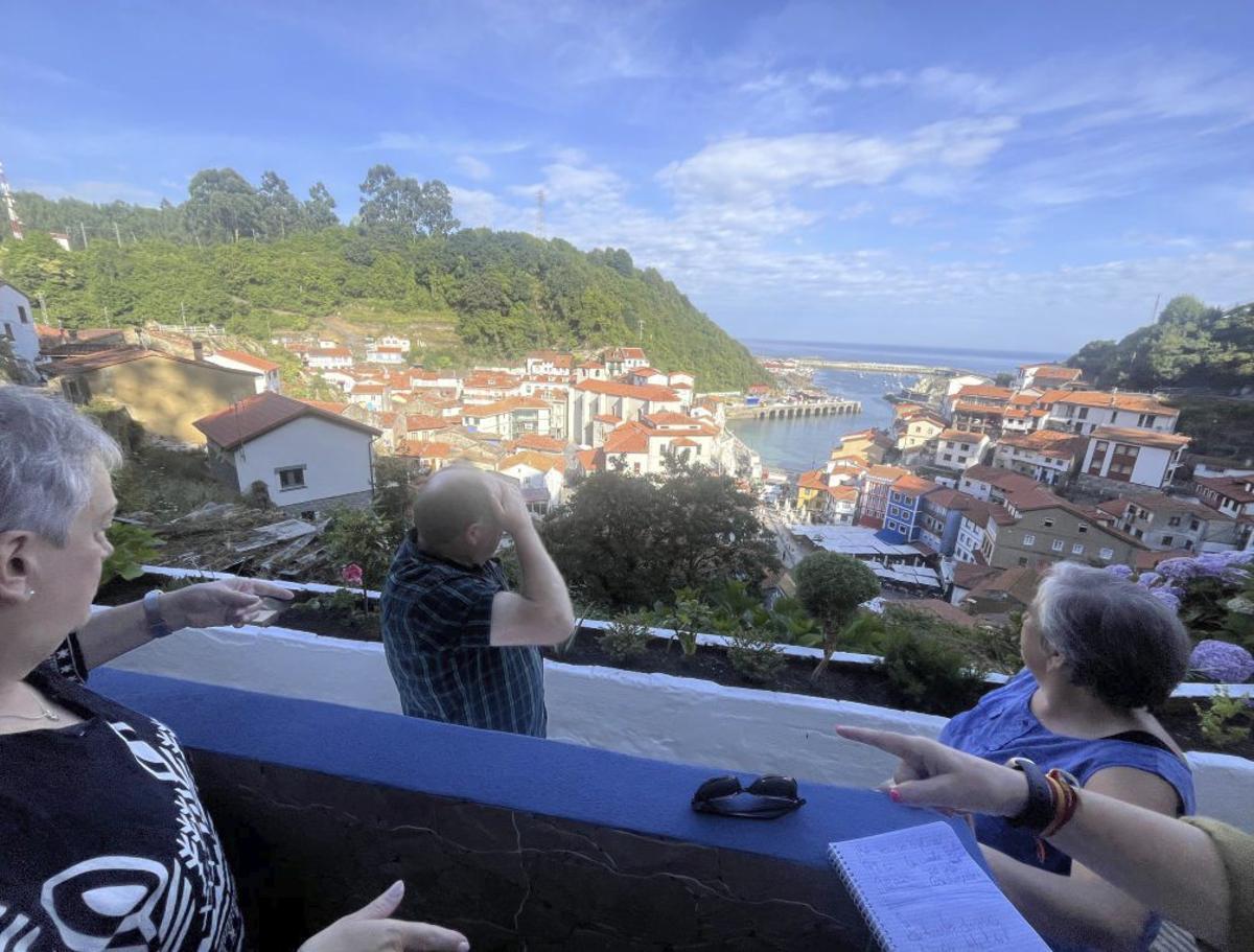 Arriba, turistas en las letronas de Cudillero, con el anfiteatro  al fondo y la calle Cimadevilla arriba, a la derecha. A la derecha, Santiago Fernández, ante la casa de las conchas.  | MARA VILLAMUZA