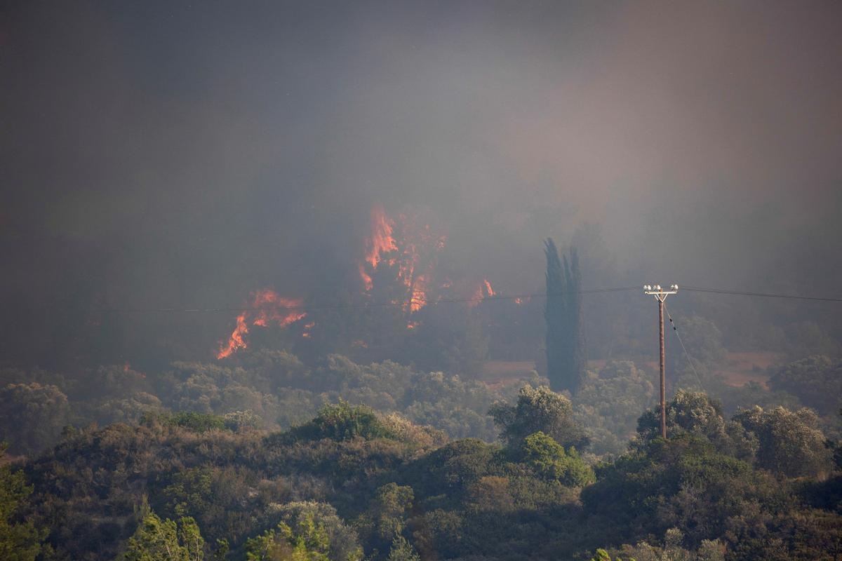 Incendios descontrolados en las islas griegas de Corfú y Rodas