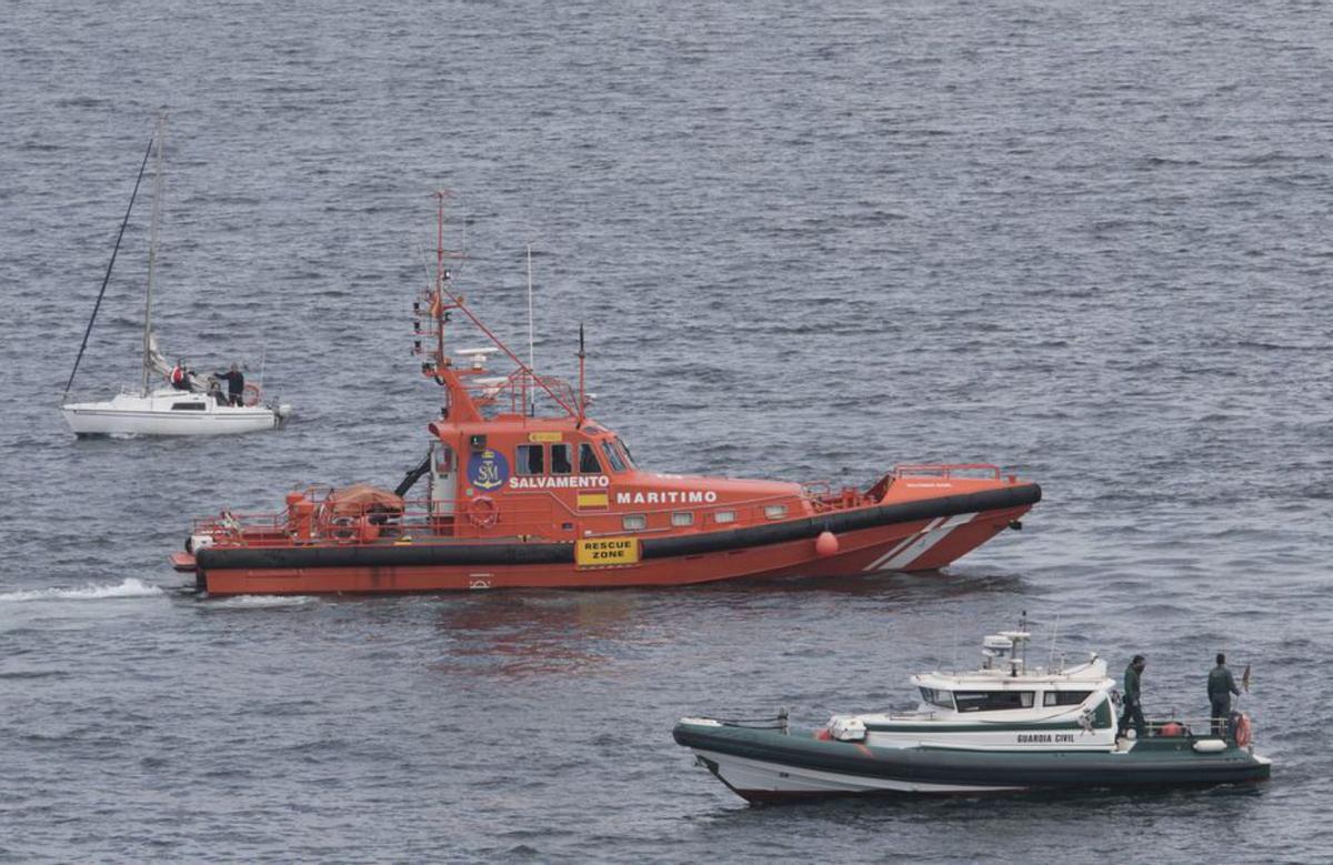 Una embarcación de Salvamento Marítimo en una operación en la costa local. | Marcos León