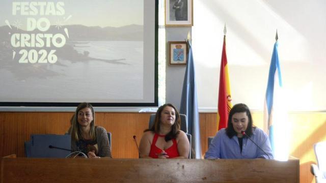 La alcaldesa Araceli Gestido (centro), con la edil Xiana Abal (derecha), y la técnica Mar Núñez.