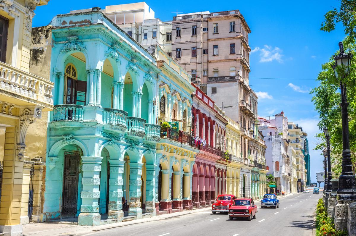 Casas coloridas y coches clásicos en La Habana