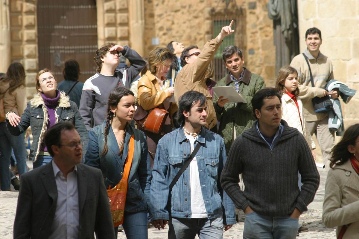 Turistas en la parte antigua de Cáceres. El sector alberga buenas expectativas para los días de Pasión.