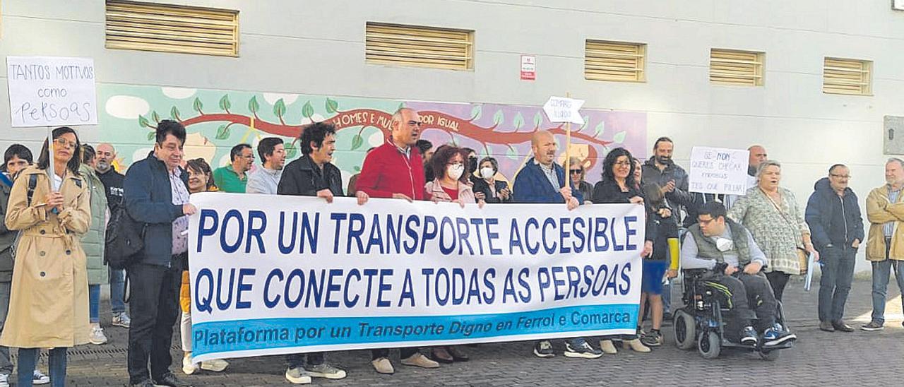 Usuarios del transporte en autobús de la comarca de Ferrolterra en una protesta en Narón.