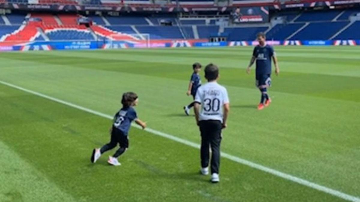 ¡El vídeo que arrasa en redes! Messi jugando con sus hijos en el Parque de los Príncipes