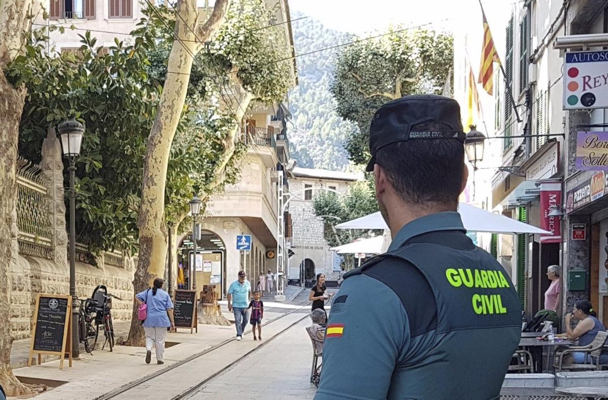 Un agente de la Guardia Civil, durante una patrulla por el centro de Sóller.