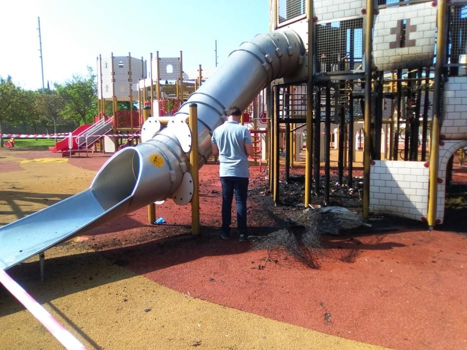 Queman de madrugada el castillo infantil del parque de sa Riera de Palma