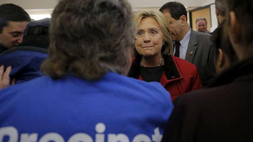 Hillary Clinton, ayer, durante un acto de campaña en Des Moines, la capital de Iowa. // Reuters