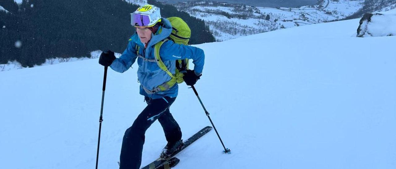 Núria Picas fent esquí de muntanya a les illes Lofoten, a Noruega, després de viure el robatori a l'aeroport del Prat
