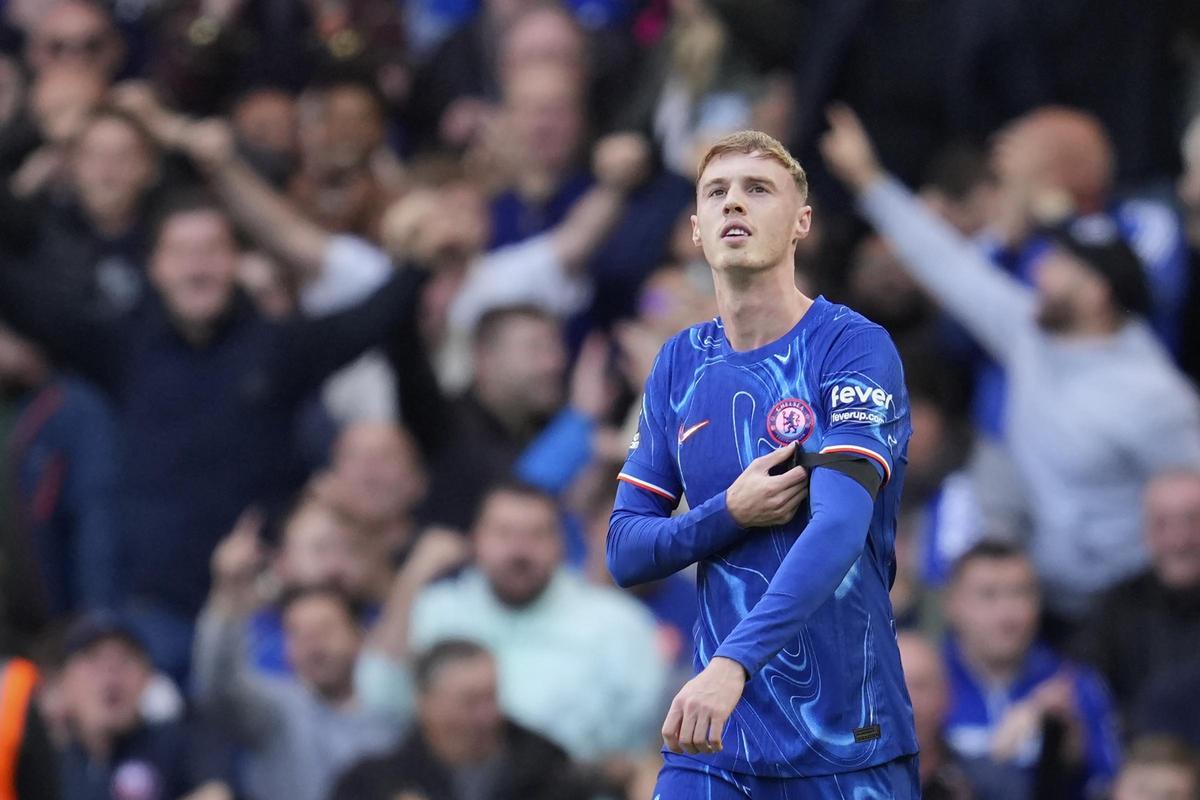 Cole Palmer celebra uno de sus goles frente al Brighton en Stamford Bridge.