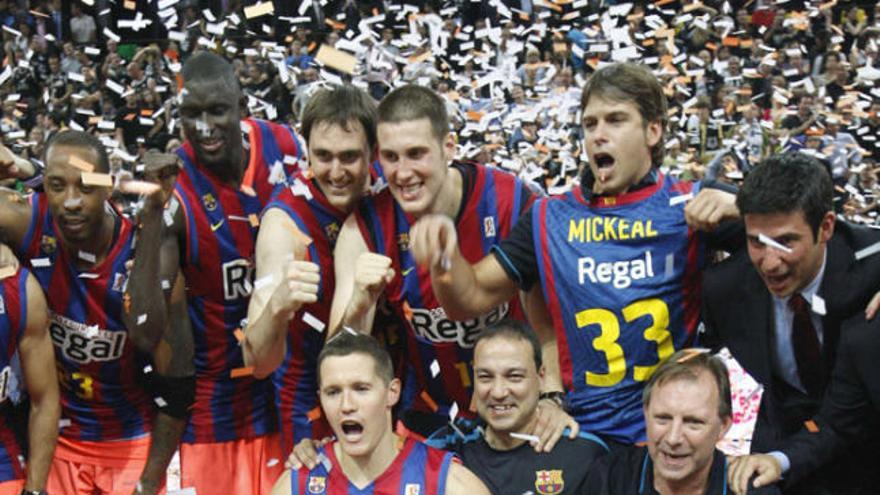 Els jugadors del Barça, amb el trofeu de campions de l&#039;ACB.