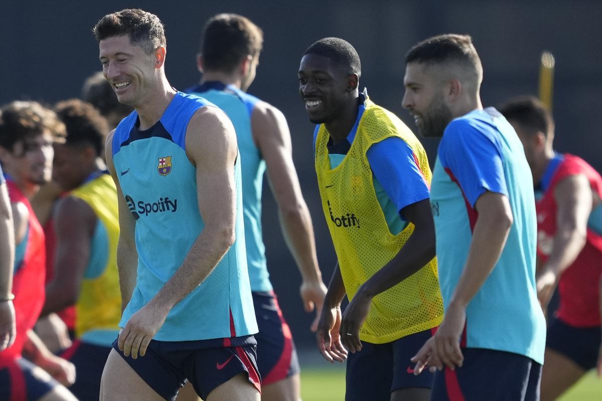 Lewandowski, Dembélé y Jordi Alba, durante un entrenamiento