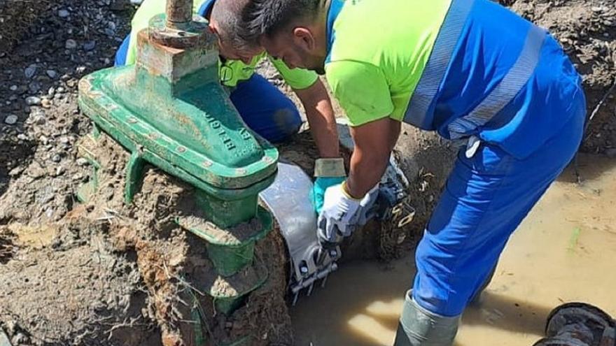 Aqualia restablece el suministro de agua tras reparar la avería de la tubería de los sondeos de Cártama
