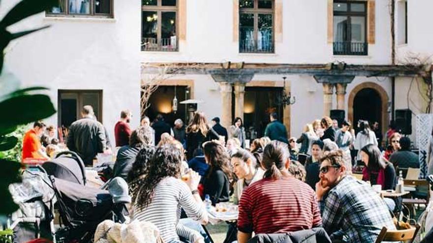 Público tomando algo en el patio de Rúa Quince y la entrada del mercado