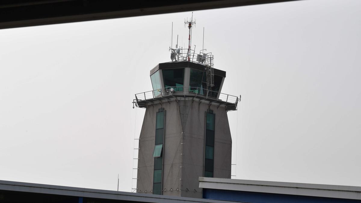 Torre de control del aeropuerto de Alvedro.