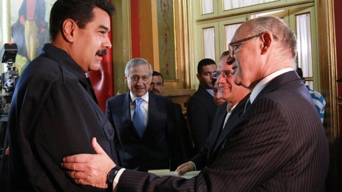 Nicolás Maduro (izquierda) con los cancilleres de Argentina y Ecuador, Héctor Timerman (derecha) y Ricardo Patiño, observados por el chileno Heraldo Muñoz, tras la reunión de la Unasur, el lunes en Caracas.