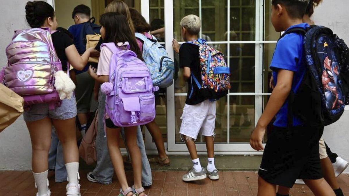 Alumnes entrant en un centre educatiu, en una imatge d'arxiu.