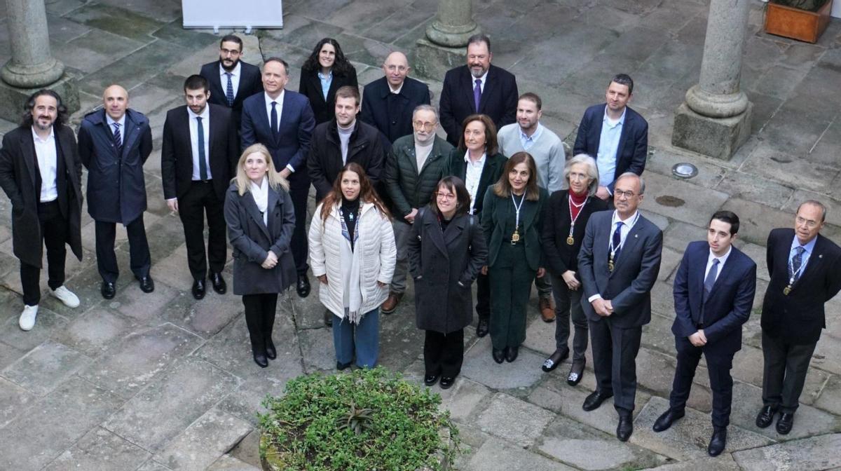 Fotografía de familia dos premiados cos Premios Viéitez Cortizo da Real Academia Galega de Ciencias e académicos da institución / JESÚS PRIETO