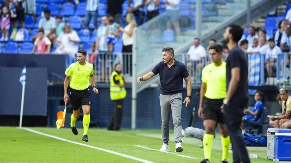 Funes da indicaciones a los suyos en el Trofeo Costa del Sol Cervezas Victoria entre Málaga CF y Fulham.