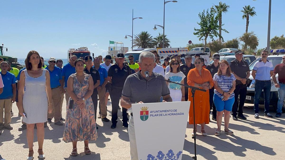 Presentación del alcalde José María Pérez del dispositivo con el personal implicado en un acto en litoral de La Torre del Pilar