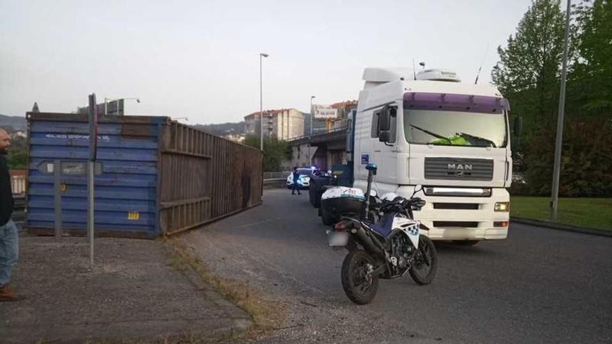 Vuelca un contenedor de un camión en la rotonda de acceso a la VG-20 en Vigo