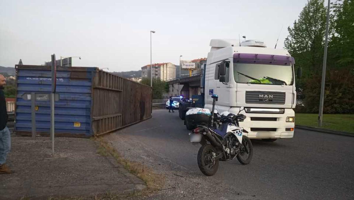 El contenedor volcado en la salida de la rotonda de la VG-20, en Vigo