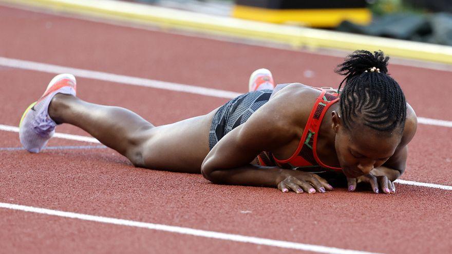 Faith Kipyegon, rota tras su victoria.