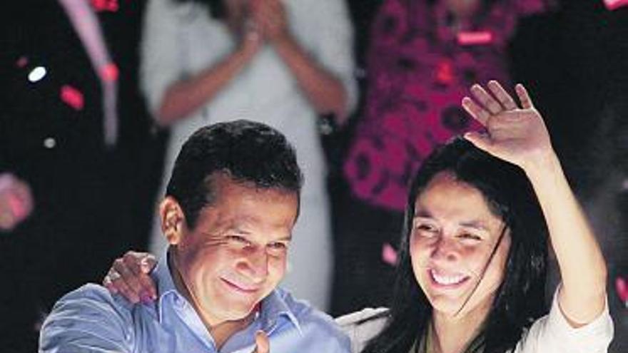 Humala y su esposa, Nadine Heredia, celebran la victoria en Lima.