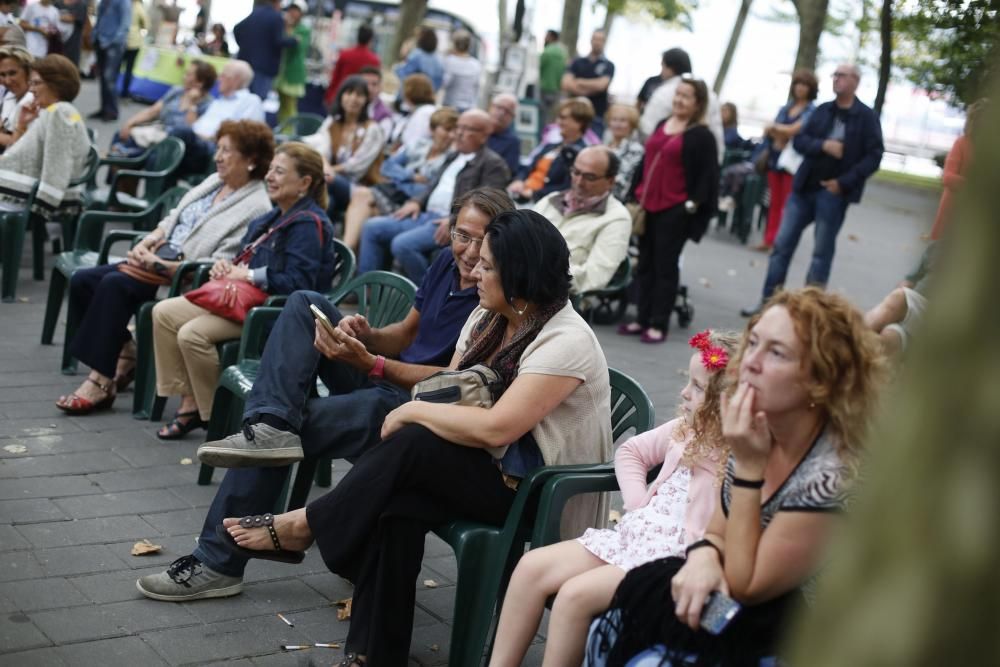 Guateque en el parque del Muelle en Avilés