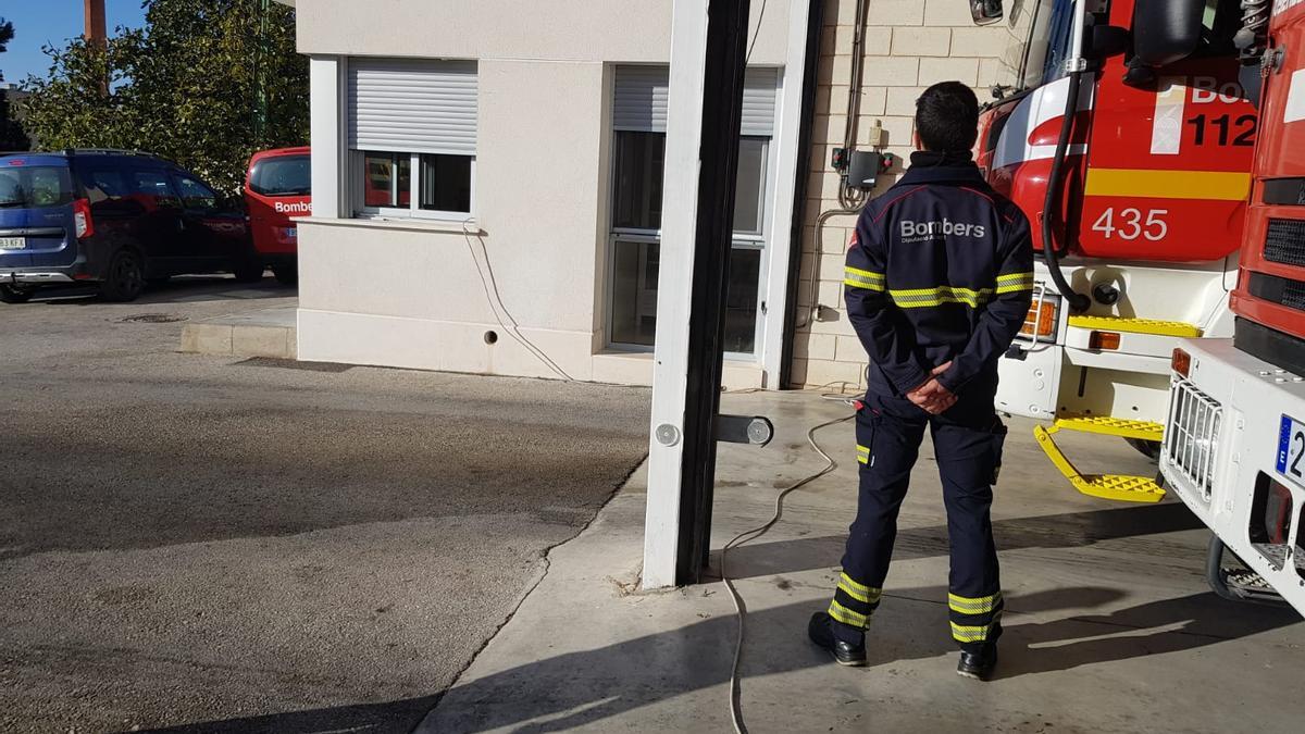 Una alargadera lleva la electricidad de una fase a otra del Parque de Bomberos de Villena.